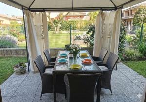 a table and chairs under an umbrella on a patio at Casa Maribel in Salionze