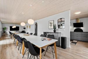 a large dining room with a long table and chairs at BV262-Billum-Ho-Bugt-Vej-6 in Billum
