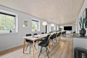 a dining room with a long table and chairs at BV262-Billum-Ho-Bugt-Vej-6 in Billum