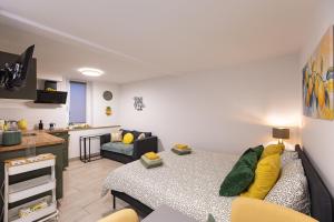 a living room with a couch and a kitchen at Lemon apartment Piran in Piran