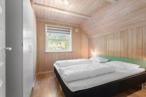 a bedroom with a bed in a room with a window at BV319-Blavand-Savmollen-14 in Blåvand +33 photos