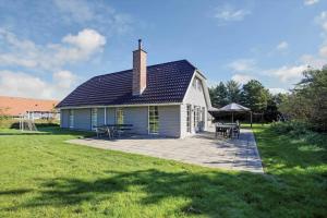a blue and white house with a table and chairs at BV162-Blavand-Kollemarken-31 in Blåvand