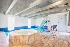 a room with a jacuzzi tub and a slide at BV162-Blavand-Kollemarken-31 in Blåvand