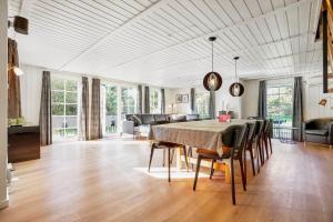 a large living room with a table and chairs at BV162-Blavand-Kollemarken-31 in Blåvand