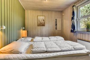 a large bed in a room with a window at BV267-Blavand-Karl-Postsvej-5 in Blåvand +42 photos