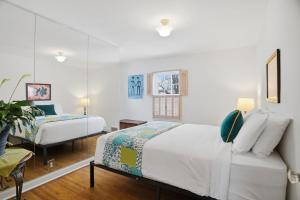 a bedroom with a bed and a mirror at Como Classic in Saint Paul