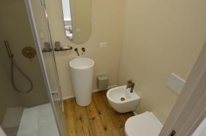 a small bathroom with a toilet and a shower at Il Cortile del Principe in Castel di Sangro