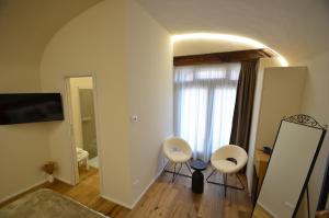 a living room with two chairs and a window at Il Cortile del Principe in Castel di Sangro