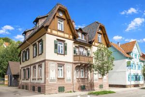 a large house with a gambrel roof at Charaktervolle 122qm Altbau-Ferienwohnung mit Stuck, viel Platz für Familien & Gruppen bis zu 8 Personen, Parkplatz inklusive in Baiersbronn