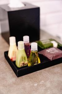 a black box with three bottles of laundry detergent at Cardedeu Express Hotel in San Salvador +21 photos