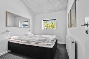 a bedroom with a large bed in a room at BV144-Blavand-Horntoftvej-13 in Blåvand