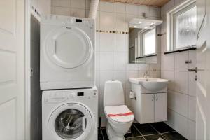 a bathroom with a washing machine and a sink at BV138-Esbjerg-V-Sjelborgdalen-108 in Esbjerg