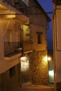 un callejón con un edificio con balcón en Posada La Gatera en Pedro Bernardo