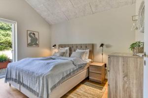 a bedroom with a bed with a blue comforter at BV234-Blavand-Pouls-Bjerge-14 in Blåvand