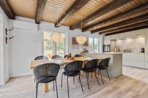a kitchen and dining room with a table and chairs at BV264-Blavand-Solhaven-47 in Blåvand