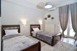 a bedroom with two beds and a window at Kostaras Comfort Stay in Dispilio
