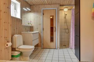 a bathroom with a toilet and a shower at BV348-Blavand-Fyrgarden-19 in Blåvand +26 photos