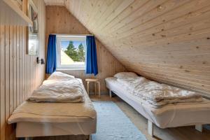 a room with two beds and a window at BV348-Blavand-Fyrgarden-19 in Blåvand