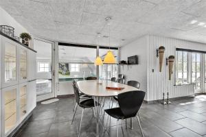 a dining room with a table and chairs at BV185-Blavand-Degnevangen-5 in Blåvand