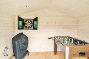 a room with a dartboard and a chess board at BV185-Blavand-Degnevangen-5 in Blåvand