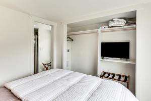 a bedroom with a bed and a flat screen tv at Great Outdoor Space! Serene Getaway in Oakland in Oakland