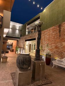 a statue of a woman on a pedestal in front of a building at Hotel Casa 20 in León