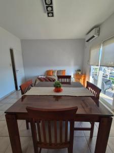 a dining room table with chairs and a couch at Departamento confortable con muy buena ubicacion y cochera para 4 personas in Corrientes