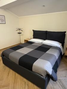 a large black and white bed in a room at La Casa di Vale in Ventimiglia