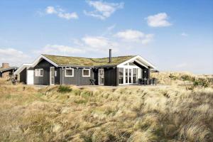 a house in the middle of a field at 135-Ringkobing-Sortebaerdalen-51 in Kryle