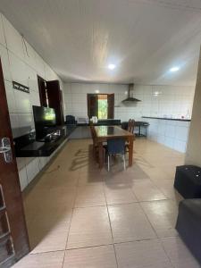 a kitchen with a table and chairs in a room at Sitio Resenha in Caucaia