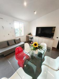 a living room with a red chair and a table at Appartement Pinede Man Yelle in Sanary-sur-Mer