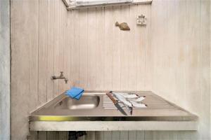 a sink in a wall with a fish on it at 095-Ringkobing-Risbjergvej-12 in Nørby +31 photos