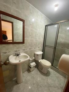 ein Badezimmer mit Toilette, Waschbecken und Dusche in der Unterkunft Hotel Nova Real in Ibagué