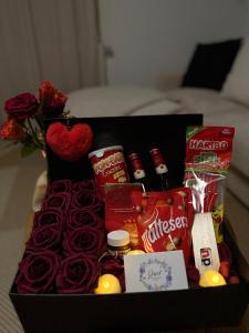 a black box filled with roses and candy at Wood Spa Wellness Suite mit Whirlpool & Sauna nahe Göttingen in Rosdorf +36 photos