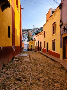 an empty street in an alley between two buildings at Escondite de Galarza 26 in Guanajuato