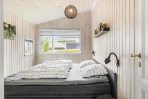 a bed in a small room with a window at FY100-Asperup-Bogevangsvej-4 in Asperup
