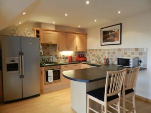 Una cocina o kitchenette en Penthouse Riverview Apartment