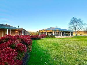 a building with a bunch of flowers in front of it at Marrangaroo Meadows in Marrangaroo