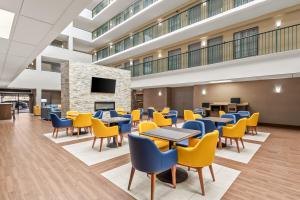 a cafeteria with tables and chairs in a building at Comfort Suites Near Potomac Mills in Woodbridge