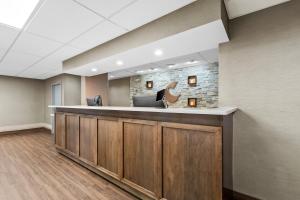 an office with a reception desk in a lobby at Comfort Suites Near Potomac Mills in Woodbridge +53 photos