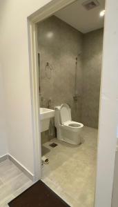 ein Badezimmer mit Toilette und Waschbecken in der Unterkunft Alturya in Al-'Ula