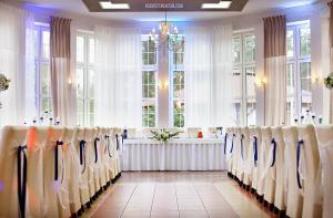 a row of chairs in a room with windows at Hotel Dobre z Lasu in Solec Kujawski