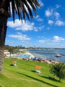 a park with a beach and a body of water at Botanical Gardens City Cottage in Geelong