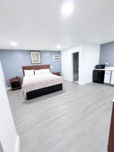 a large bedroom with a bed and a kitchen at Economy Inn in Longview +2 photos