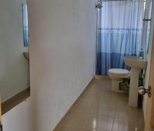 a bathroom with a toilet and a sink and a shower at HOSPEDAJE VILLA SAMARA --- cerca de la piedra -- GUATAPÉ in Guatapé +24 photos