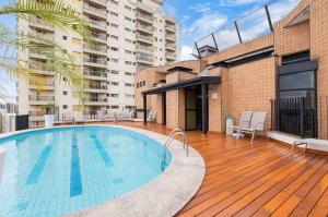 a swimming pool on the deck of a building at Sol Alphaville Hotel & Residence 1004 in Barueri