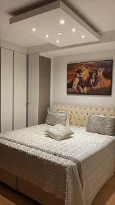 a bedroom with a bed with a painting on the wall at jacuzzi e eventos em são miguel paulista in São Paulo