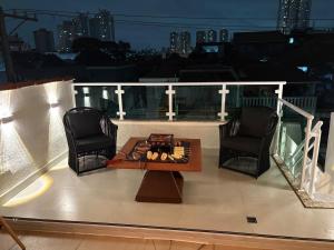 a balcony with two chairs and a table on a ship at jacuzzi e eventos em são miguel paulista in São Paulo