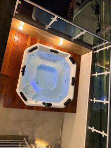 a bath tub sitting on top of a wall at jacuzzi e eventos em são miguel paulista in São Paulo