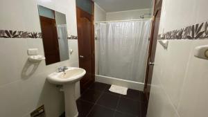 a bathroom with a sink and a shower at Hospedaje Campestre María Eugenia in Cajamarca